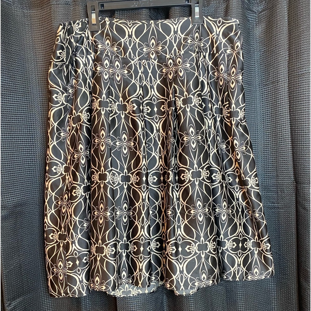 Mossimo satiny A Line black and white patterned skirt. EUC! Size 12